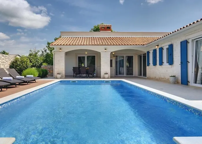 Villa Blanca With A Heated Private Pool