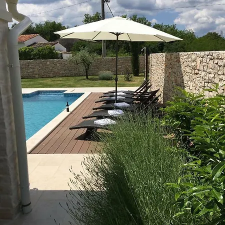 Villa Blanca With A Heated Private Pool *